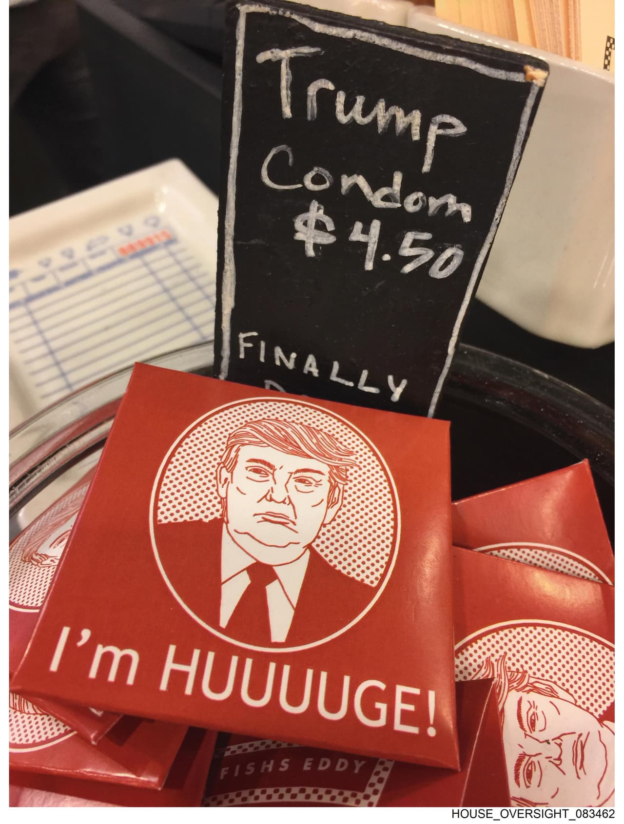 Un aparente envoltorio de condón con la cara de Trump.