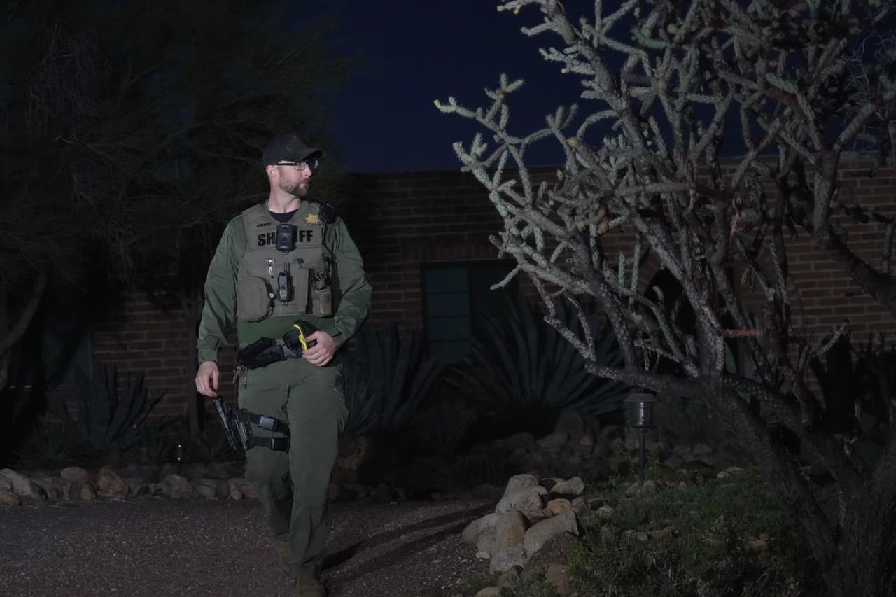 A principios de semana, las autoridades informaron que
<b>una cámara de seguridad en la casa de <a href="https://www.univision.com/local/arizona-ktvw/nancy-guthrie-secuestro-desaparicion-viva" target="_blank">Guthrie</a> -quien tiene un marcapasos, movilidad reducida y varios padecimientos- había sido desconectada</b>.