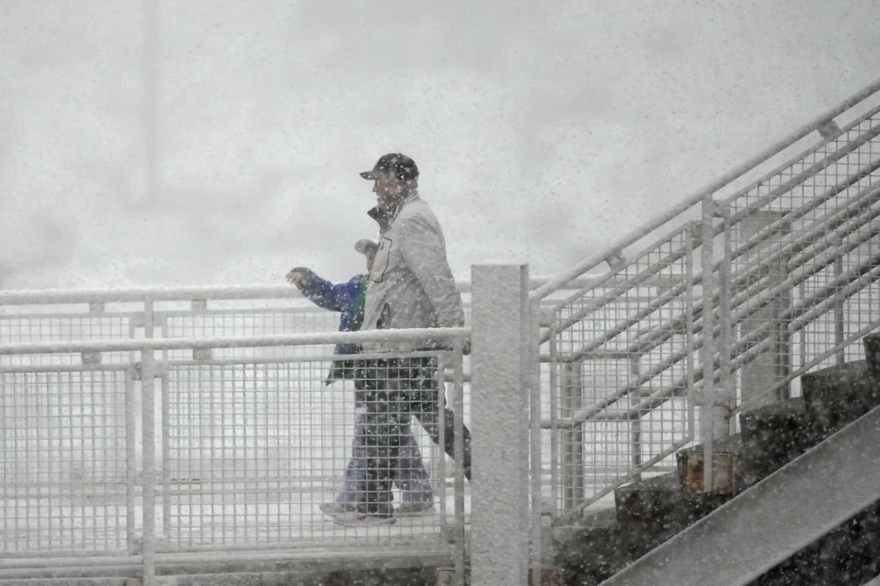 Tormenta de nieve provoca cierre de escuelas y afecta a viajeros en Colorado