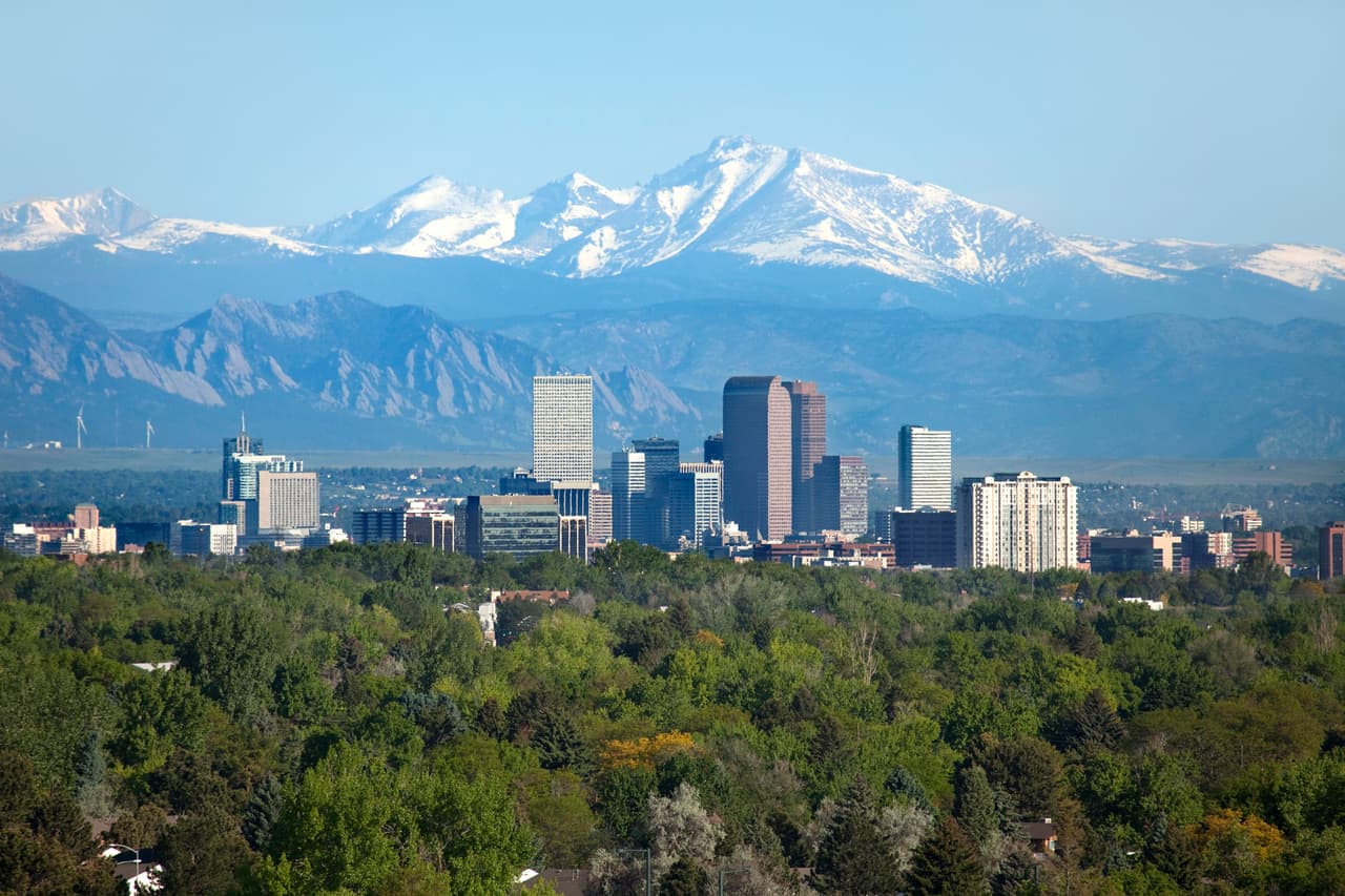 <h2 class="cms-H2-H2">9. Denver-Aurora-Lakewood, Colorado</h2>
<br>
<br>🏡
<b> Ingreso anual requerido (después de impuestos): </b>$70,892
<br>
<br>🏡
<b>Gastos básicos: </b>$35,446
<br>
<br>🏡
<b>Gastos discrecionales:</b> $21,268
<br>
<br>🏡
<b> Deudas y/o ahorro: </b>$14,178