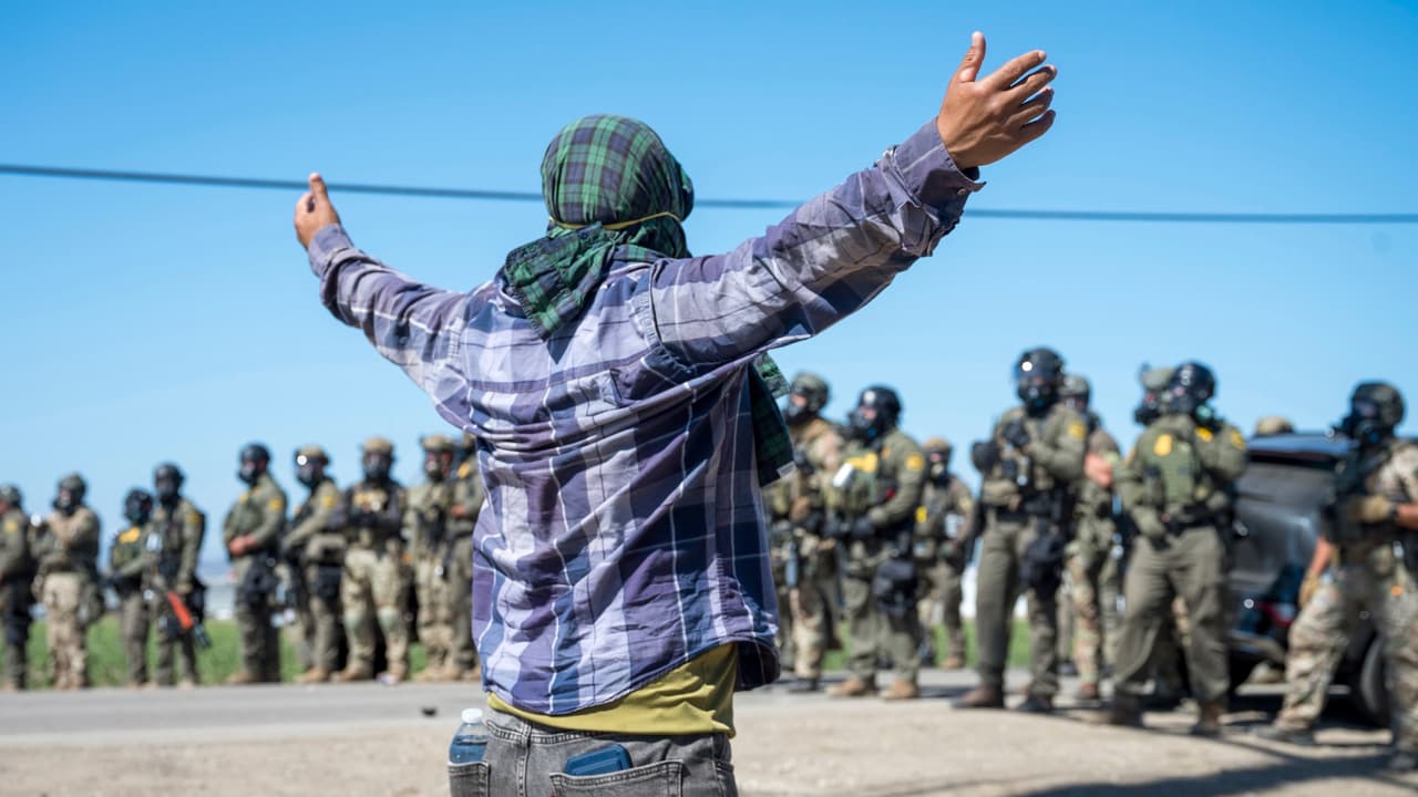 ¿Qué pueden y qué no pueden hacer las autoridades migratorias en los campos agrícolas de California?