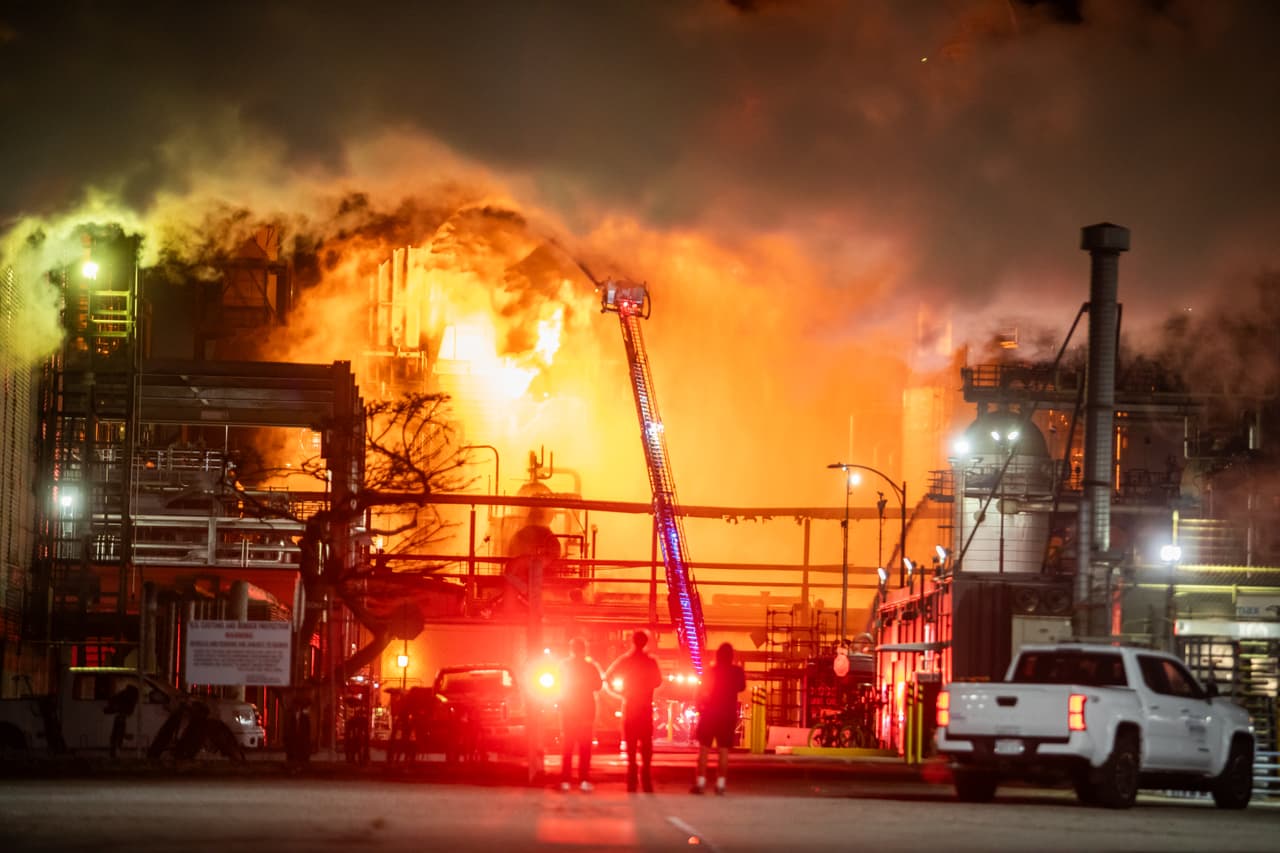 Un fuerte incendio en una refinería de petróleo Chevron movilizó a los puestos de emergencia a El Segundo, la noche del jueves 2 de octubre.