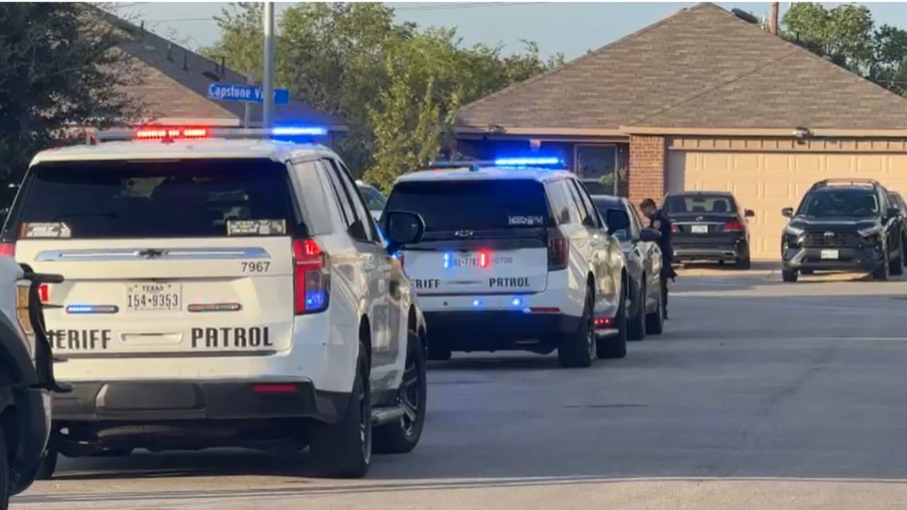 Mujer de 22 años muere baleada en el condado de Bexar; joven sospechoso está grave