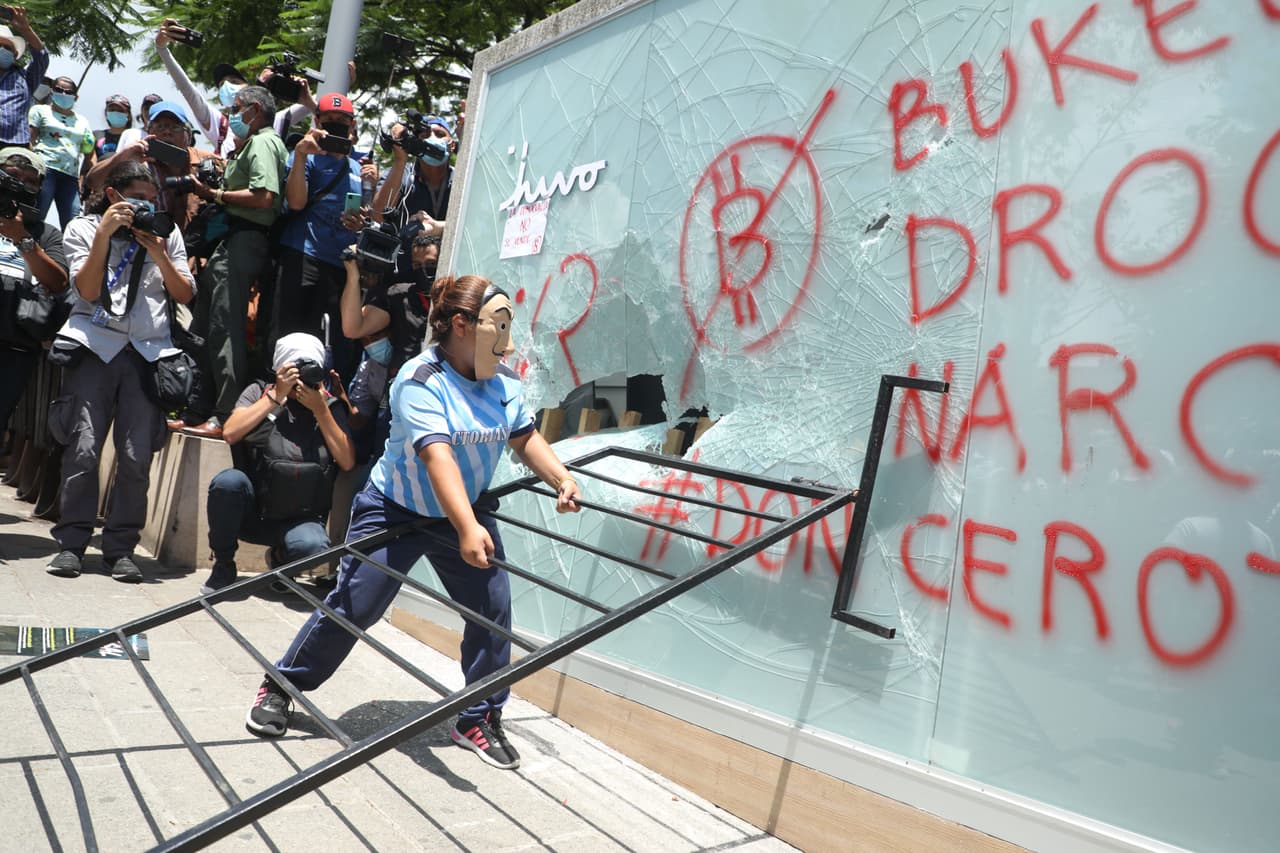Los manifestantes exigen que se restituya a los magistrados de la Corte Suprema de Justicia y el fiscal general destituidos el 1 de mayo; que no se aprueben las reformas a la Constitución que promueve el gobierno; que no se avale la reelección presidencial y se deroguen las reformas a la ley de la carrera judicial que facilita a la Corte Suprema de Justicia trasladar o despedir a jueces o magistrados.