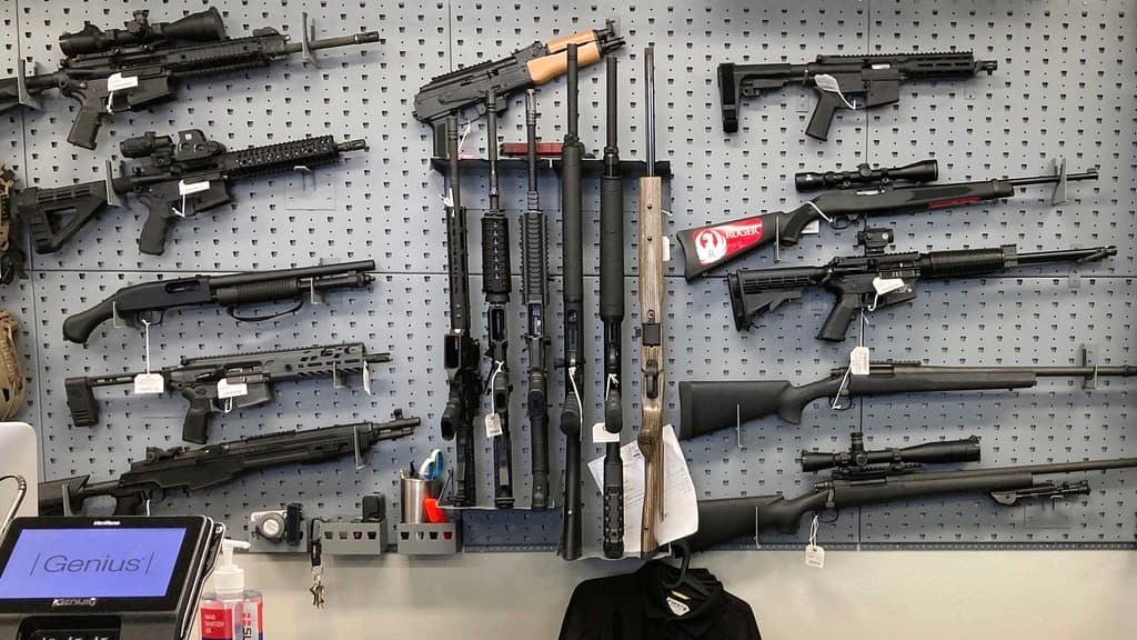 Tiendas independientes suministran las armas de fuego más peligrosas que se trafican de EEUU a México