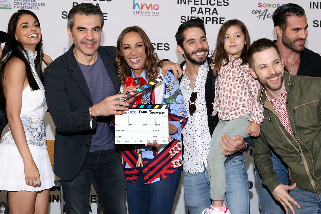 Ha realizado doblajes para las películas ‘Mr. Peabody y Sherman’ ‘Angry Birds: La película’ y ‘Garfield, la película’. Además de haber actuado en títulos como ‘Suave Patria’, ‘Cabeza de buda’, ’Compadres’.