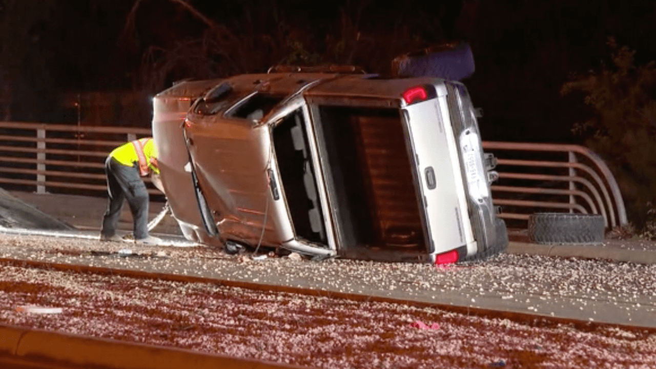 Una camioneta se vuelca y buscan al conductor, quien posiblemente huye