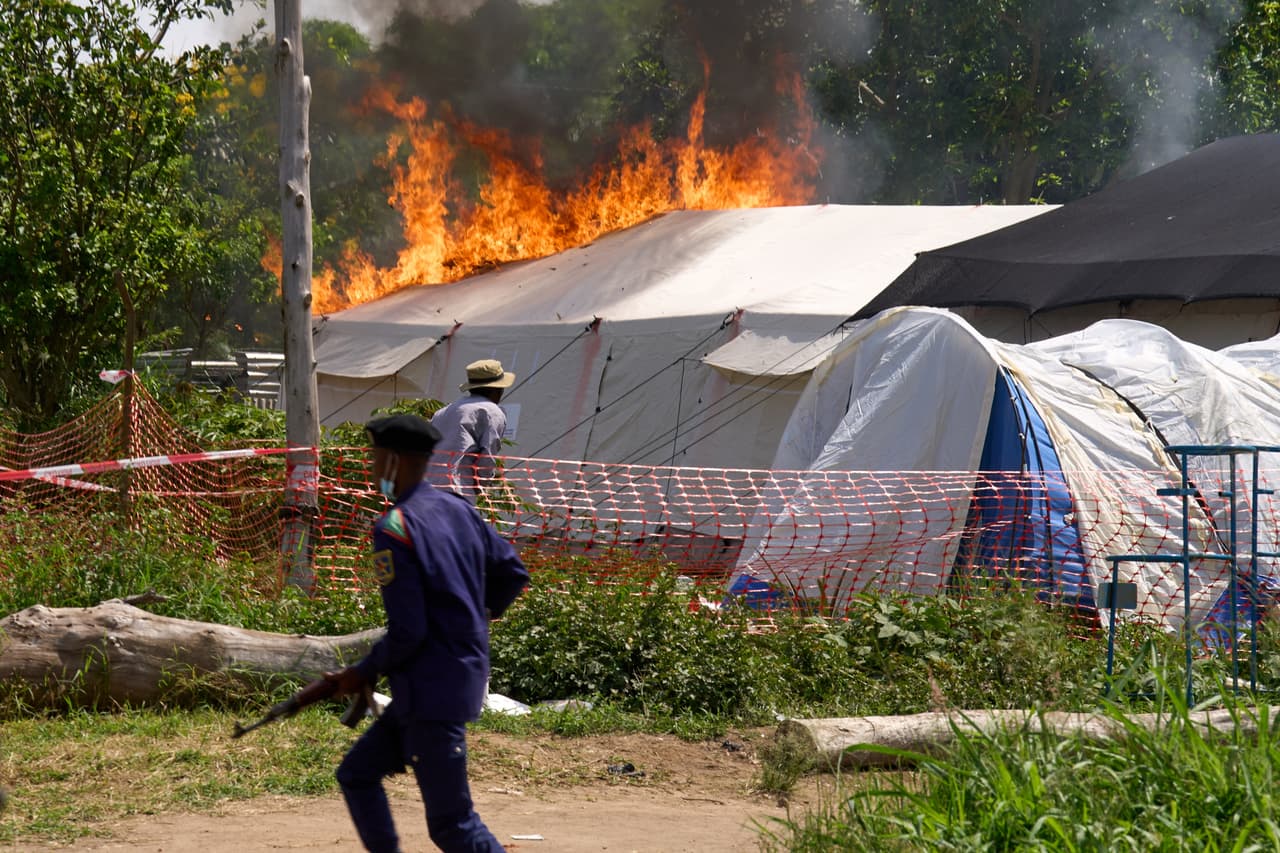 Multitud enfurecida incendia un hospital de ébola en la RD del Congo tras disputa por un cadáver