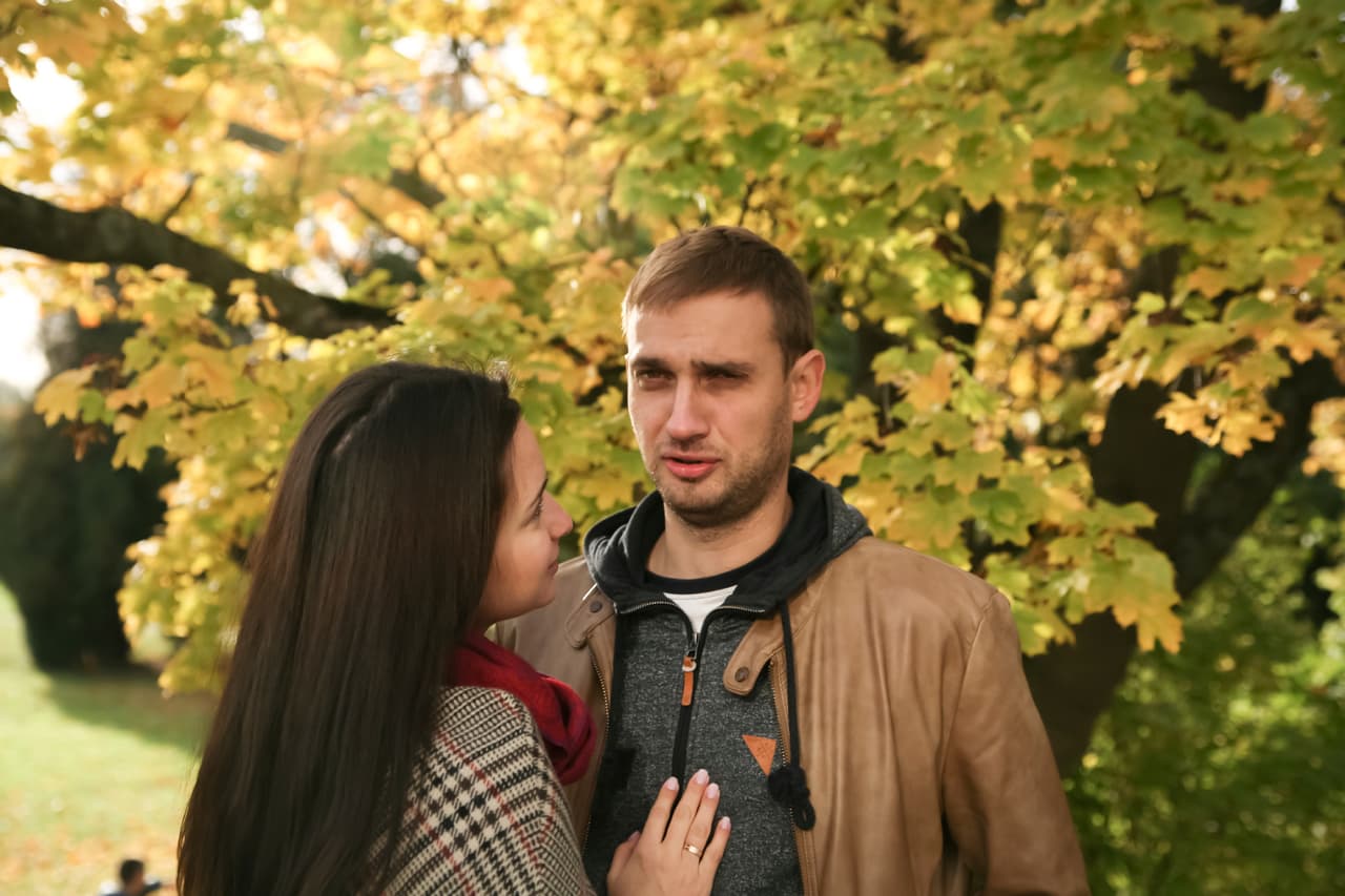 Hombre indiferente con su pareja