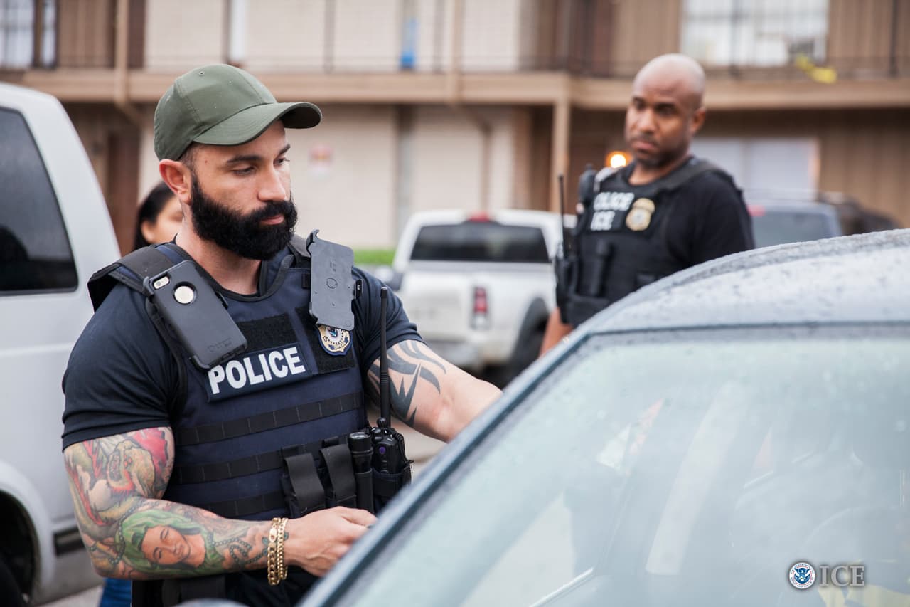 <b>Si te detiene la policía o ICE durante una parada de tráfico. </b>Mantén la calma. No corras, discutas ni obstruyas al oficial o agente. Manten las manos alzadas donde pueden verse. Si estás un un auto, estaciónate en un lugar seguro tan rápido posible. Apaga el motor, prende la luz interna, abre la ventana parcialmente y pon las manos en el volante. Si te lo piden, muéstrale a la policía tu licencia de manejar, registro del auto y prueba de seguro.