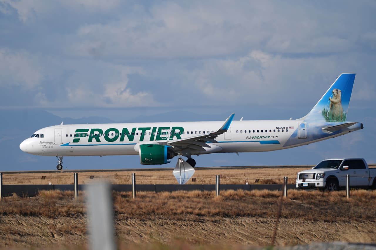 Avión de Frontier atropella a un hombre en plena pista de despegue en aeropuerto de Denver