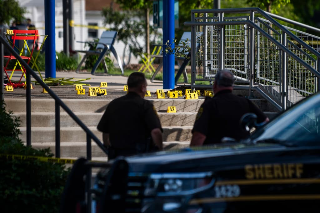 Nueve heridos, entre ellos dos niños pequeños y su madre, deja un tiroteo en un área recreativa en un suburbio de Detroit