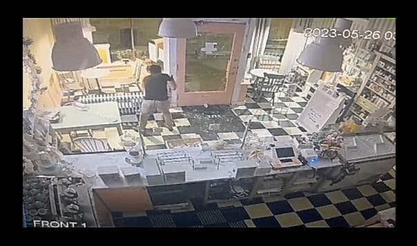 Roban su pastelería y la historia se hace viral cuando el ladrón la llama para disculparse y pagar lo hurtado