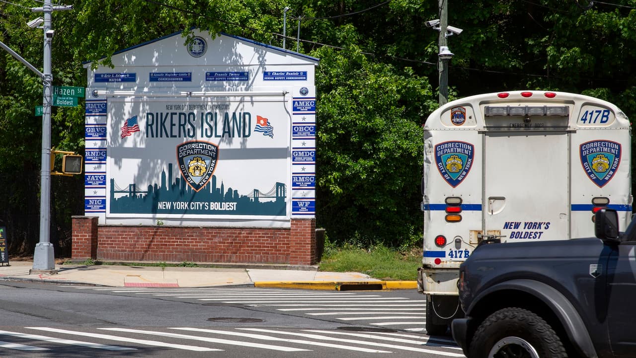 Corte Suprema de NY bloquea oficina de ICE en Rikers Island impulsada por Eric Adams