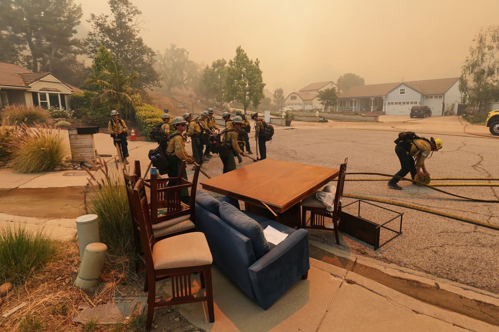 Mas de 200 bomberos, incluidos los de Los Ángeles, intentan contener el Sandy Fire, antes de que ocasione más daños. Los residentes de varias zonas de Simi Valley, tuvieron que desalojar sus propiedades por el riesgo al que se exponían.