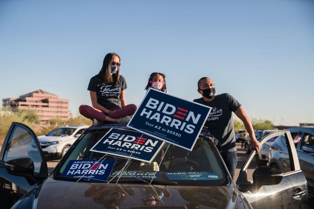 Cómo los latinos en Arizona ayudaron a dar una sorpresa azul en un territorio rojo