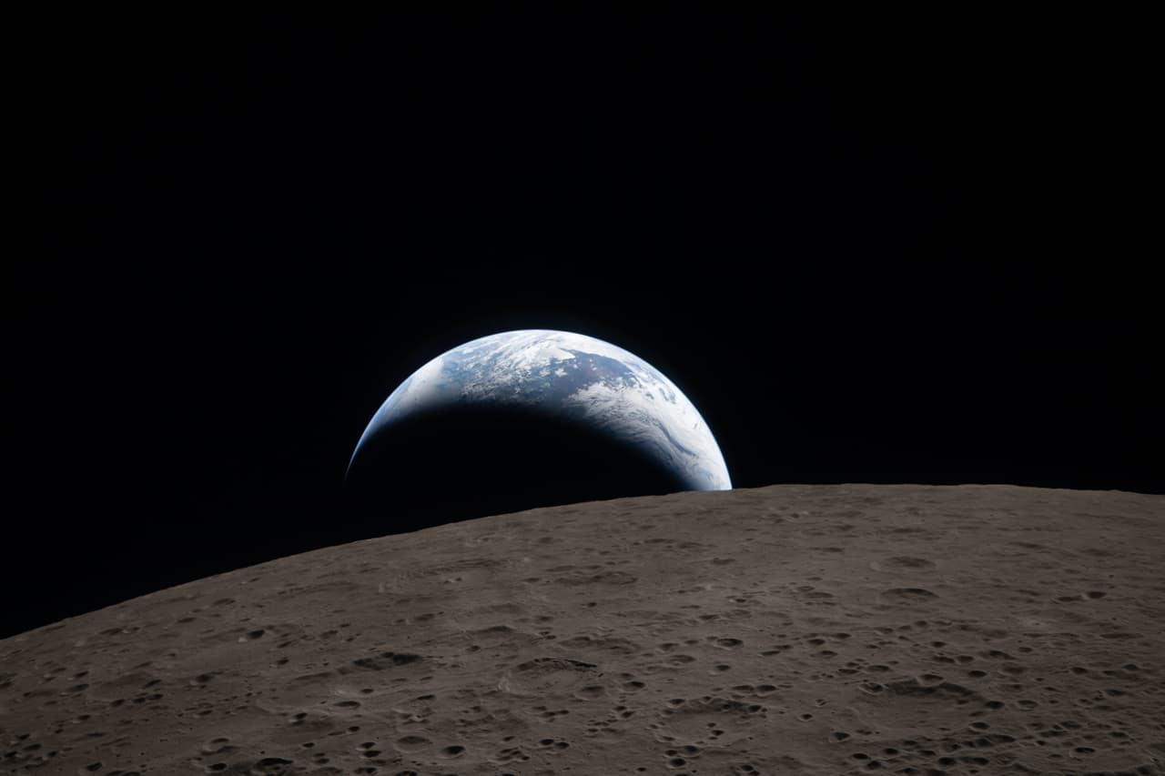 “Una vista tan majestuosa aquí afuera”, transmitió por radio Wiseman. Los astronautas informaron que lograron capturar la Luna y la Tierra en la misma toma, y comentaban continuamente a los científicos en Houston sobre lo que estaban viendo.