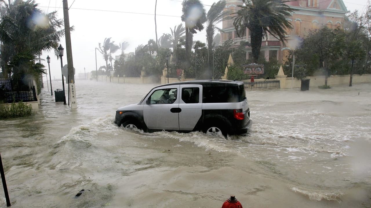 <b>9. Si tu vehículo inundado debe ser remolcado asegurate de drenar sus fluidos antes de hacerlo</b>: El viaje en la grúa puede intensificar el daño que el agua mezclada con el aceite del motor, el fluido de la transmisión y el fluido de la dirección, haga en dichos sistemas.