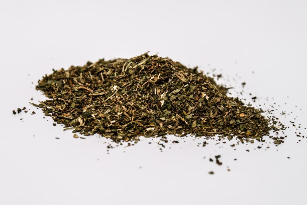 Tanto las hojas y flores de la planta, o incluso de manera molida y seca, pueden usarse no sólo en tratamientos intestinales, sino también para enfermedades de las vías respiratorias y trastornos nerviosos como cuando estás muy ansioso o nervioso.