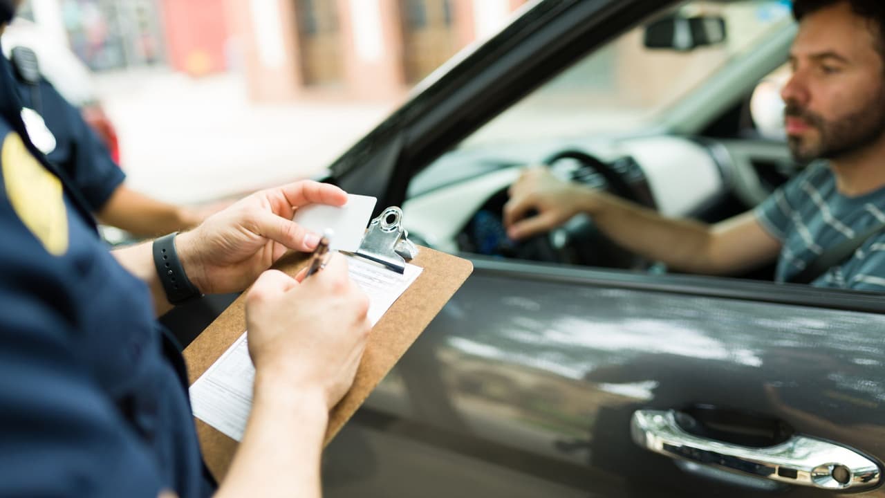 <h3 class="cms-H3-H3">Multas y consecuencias</h3>
<br>
<br>
<h3 class="cms-H3-H3">🚔</h3> 👉🏻 En Texas, ignorar un dispositivo oficial de control de tráfico puede traducirse en
<b> una multa y afectar el historial del conductor. </b>
<br>
<br>Pero el riesgo real va más allá del dinero: no respetar una advertencia en una zona inundable, un cruce ferroviario o un camino rural puede provocar un accidente, dejar el vehículo atrapado o generar una situación de peligro para otros y para los equipos de emergencia.
<br>Si te encuentras en una situación de emergencia y
<b>necesitas ayuda inmediata, llama al 911. </b>