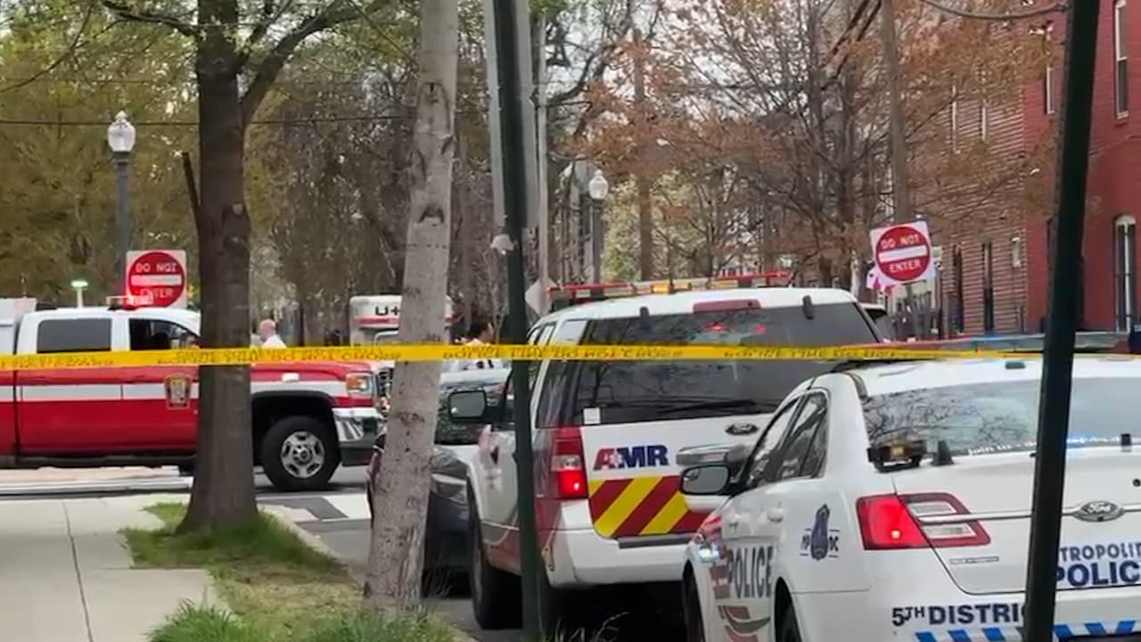 Las autoridades indicaron que el sospechoso, que no ha sido identificado,
<b> fue hallado tendido en el suelo y cerca de él se encontró un cuchillo ensangrentado</b>.
<br>
<br>Según los primeros informes,
<b>el sujeto se alteró y comenzó a herirse a si mismo y luego atacó a una mujer que lo acompañaba</b>.