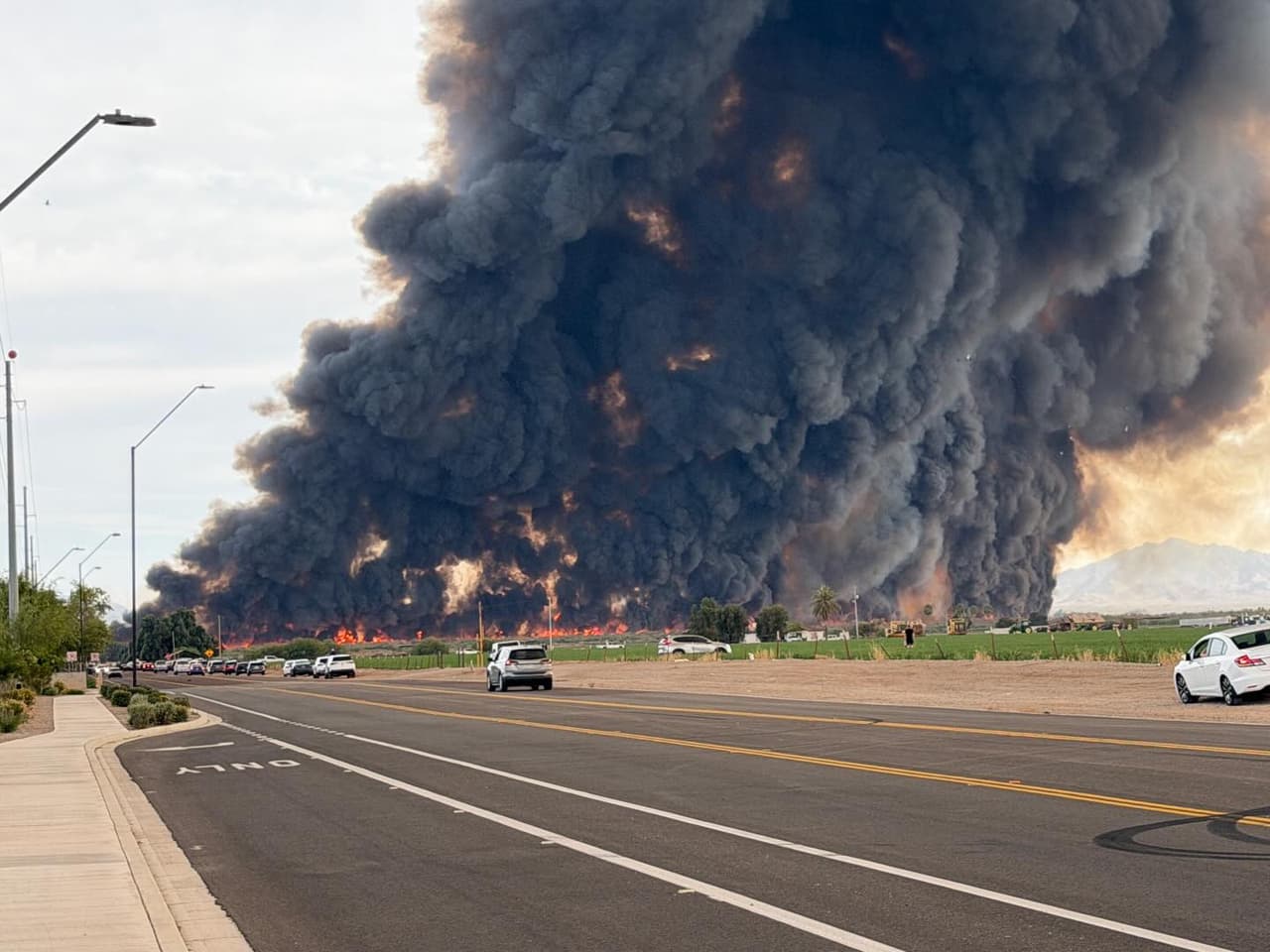 Incendio en Arizona moviliza a equipos de emergencia y provoca cierre de carretera estatal 85