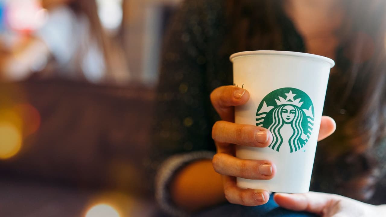 <h3 class="cms-H3-H3">¿Qué dice Starbucks? </h3>En una carta a sus empleados, el CEO Brian Niccol explicó que
<b>están cerrando cafeterías donde no ven futuro financiero o donde no es posible crear el ambiente que esperan los clientes. </b>También confirmó el fin del formato de cafeterías
<i>“pickup-only”</i> (solo para pedidos móviles): todas esas tiendas
<b>se cerrarán o se transformarán de aquí a 2026</b>. Además, anunció la eliminación de
<b>unos 900 puestos de oficina.</b>