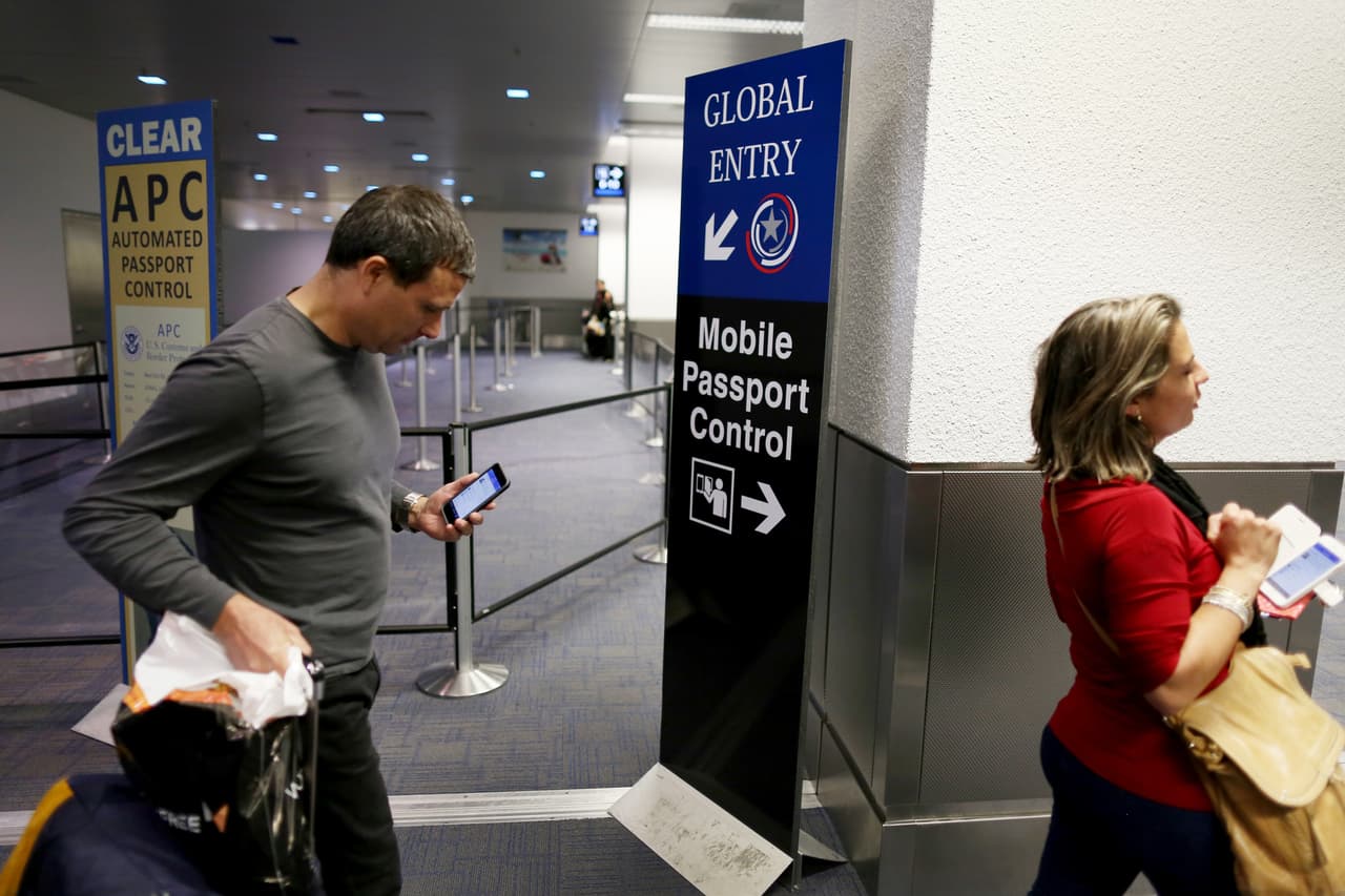 Viajar fuera de Estados Unidos podría tener serias consecuencias si estás en el proceso de ajustar tu estatus (solicitar una Tarjeta Verde). En general, si estás solicitando estatus de inmigrante (Tarjeta Verde) y sales de Estados Unidos sin la documentación apropiada (por ejemplo, un permiso adelantado),
<a href="https://www.univision.com/local/atlanta-wuvg/inmigracion-al-dia-errores-en-documentos-oficiales-podrian-afectarte-al-viajar-video" target="_blank">podrías ser inadmisible a Estados Unidos una vez regreses</a>, y aún si se le admitiera podría determinarse que usted ha abandonado su solicitud.