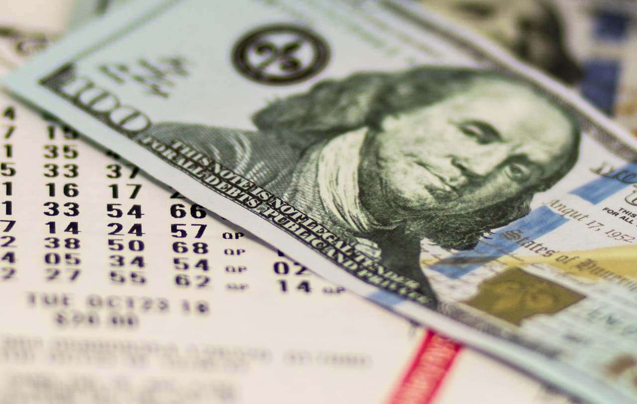 Un hombre de Maryland gana premio de la lotería 10 años después de jugar con la misma combinación