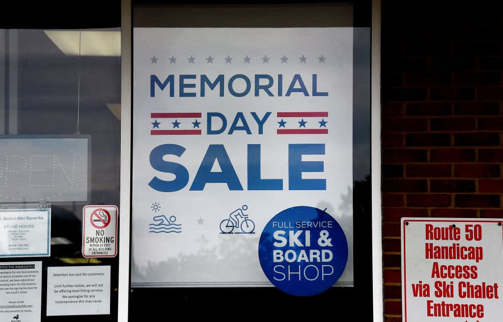 Qué está abierto y qué cierra en Memorial Day: mira la lista por si necesitas ir a tiendas, bancos o correo este lunes 26 de mayo