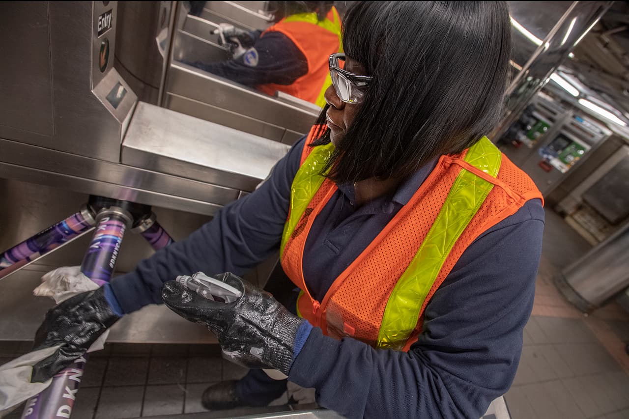 Asimismo, la MTA ha extendido el horario para que los empleados se vacunen contra la gripe durante el día en varios centros médicos de forma gratuita.