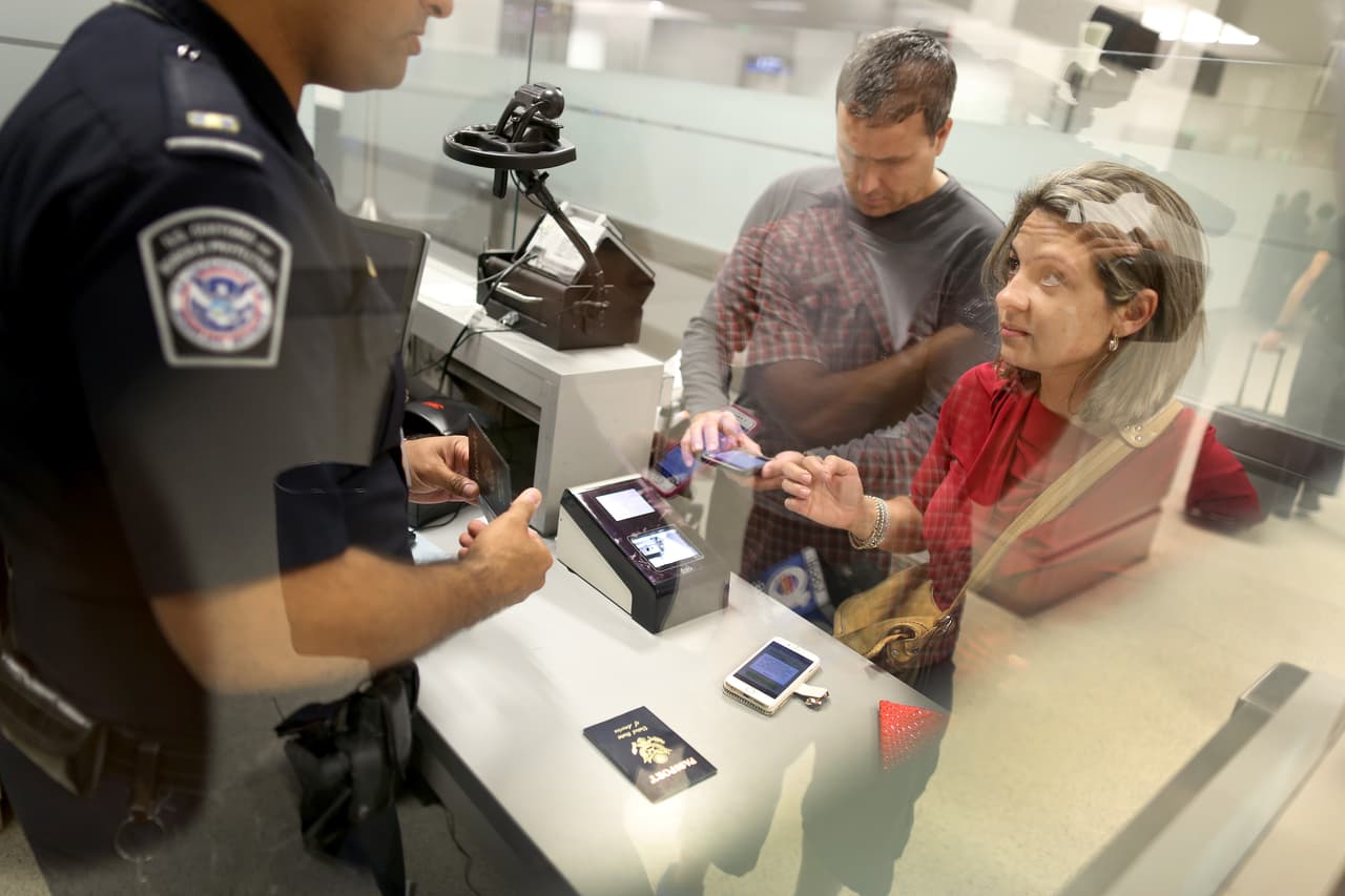 Si actualmente estás en Estados Unidos, tienes disponible inmediatamente una visa de inmigrante en las categorías de
<b>EB-1, EB-2, y EB-3</b>, y cumples con ciertos otros requisitos. Los Documentos para Transporte permiten a las líneas aéreas u otros medios de transporte abordar a residentes permanentes que han estado fuera de Estados Unidos temporalmente y cuyas Tarjetas Verde o Permisos de Reingreso fueron robadas, extraviadas o destruidas. Más sobre los Documentos para Transporte
<a href="https://www.uscis.gov/es/tarjeta-verde%20/documentos-viaje" target="_blank">aquí</a>.