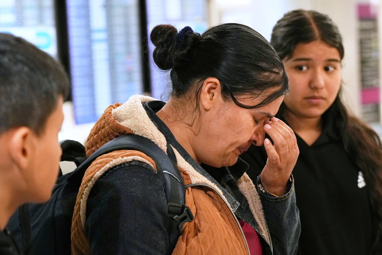 Cuando a Ederson Galicia, de 11 años, lo separaron de su madre en el aeropuerto, el pánico se apoderó de él: ¿acaso el gobierno se la llevaría de nuevo?