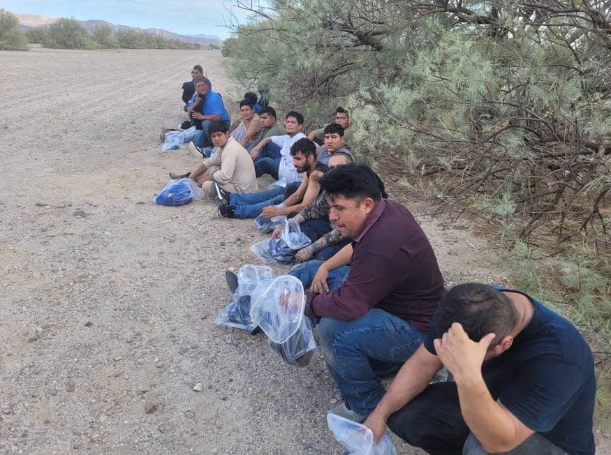 Abandonan a 31 migrantes en el desierto de California; así fueron encontrados