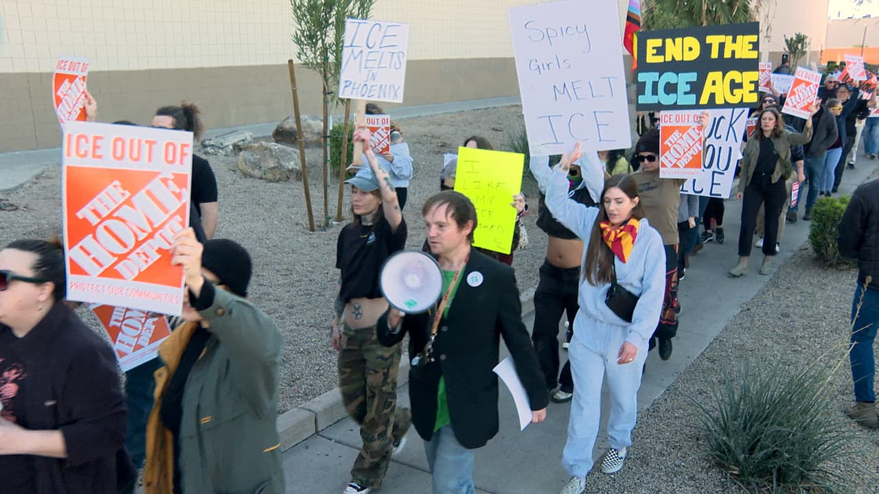 Al menos
<a href="https://www.univision.com/local/arizona-ktvw/redada-ice-home-depot-phoenix-juan-esquivel-fernando-molina" target="_blank">dos trabajadores mexicanos</a> han sido detenidos en estos operativos migratorios, que se asemejan a los ocurridos en otras entidades del país, en las inmediaciones de establecimientos a donde acuden en busca de empleo.