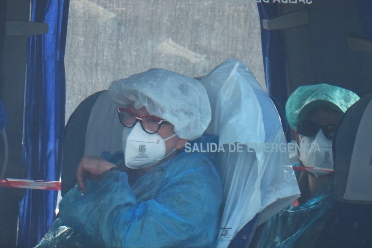 Tras llegar a Madrid, los evacuados en el primer avión permanecerán en cuarentena, según informaron las autoridades sanitarias españolas. Solo los 14 ciudadanos españoles a bordo deberán guardar cuarentena en el país.