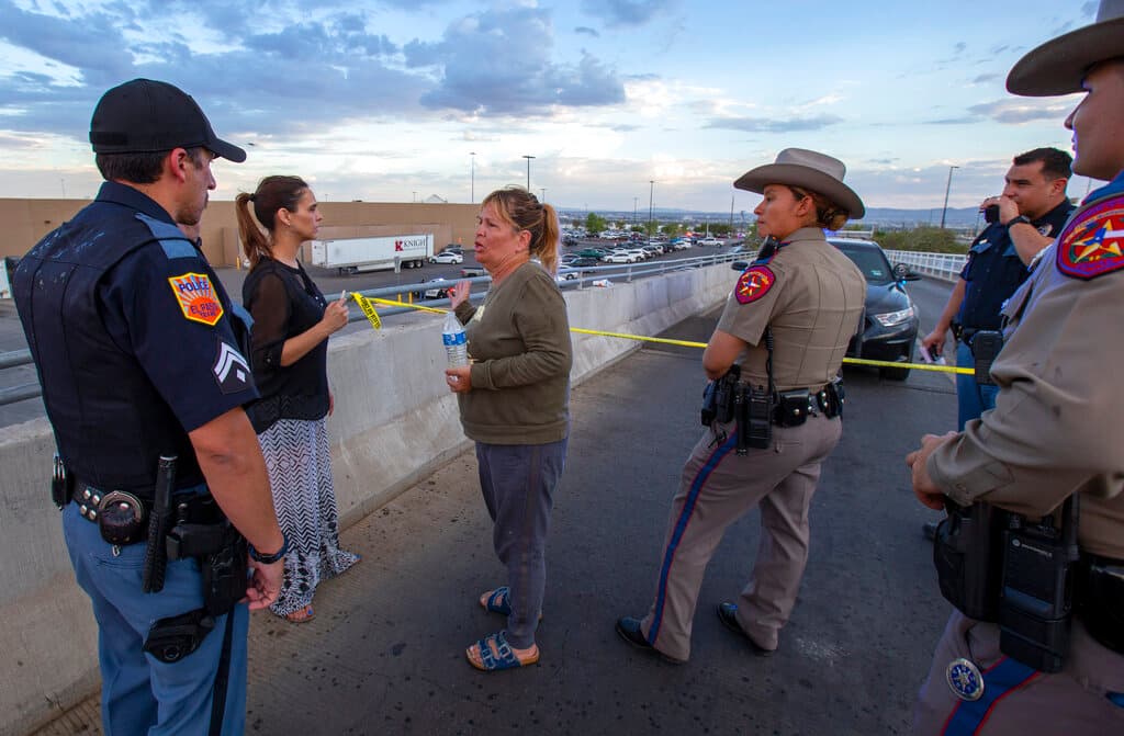 <b>9. Tiroteo en un Walmart en El Paso, Texas, </b>4 de agosto de 2019, 23 muertos y 23 heridos. Patrick Crusius, de 21 años, viajó cientos de millas hasta un Walmart en El Paso, Texas, en donde abrió fuego con una AK-47. Había dejado un manifiesto en redes sociales diciendo que quería matar hispanos y alegando también la teoría racista de 'El Gran Reemplazo'. Crusius fue capturado y actualmente está a la espera del juicio.
<b>Lee:</b>
<b><a href="https://www.univision.com/noticias/tiroteos/tiroteo-buffalo-el-paso-crimen-de-odio-motivacion-racista">Tiroteos en Buffalo y El Paso: dos crímenes de odio con "motivaciones racistas".</a></b>