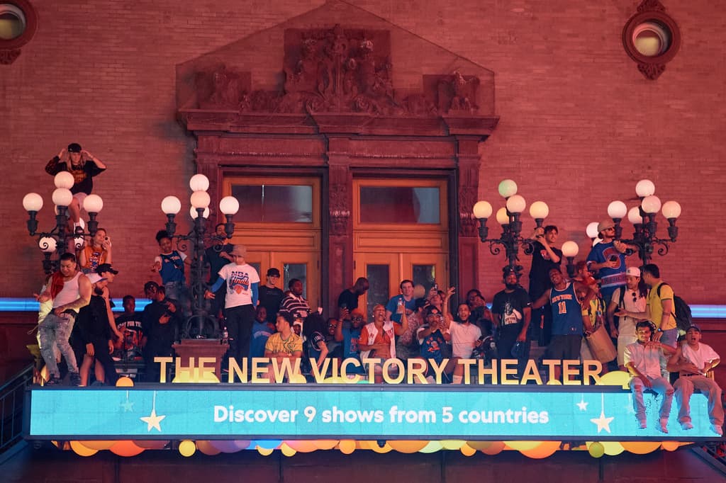 No hay mucho que explicar. En el segundo piso del teatro, donde está su nombre bien iluminado, había fans de los New York Knicks celebrando.
<b>¿Era ese el lugar más cómodo y seguro?</b> Nadie les pudo preguntar.