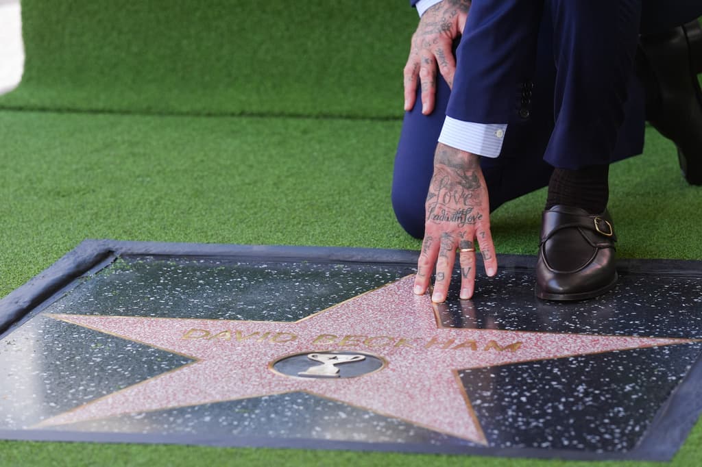 Beckham posó solo junto a la estrella ya presentada. La alfombra del acto fue temática de fútbol en tonos verdes, en lugar de la tradicional roja. En la foto:David Beckham con su nueva estrella.