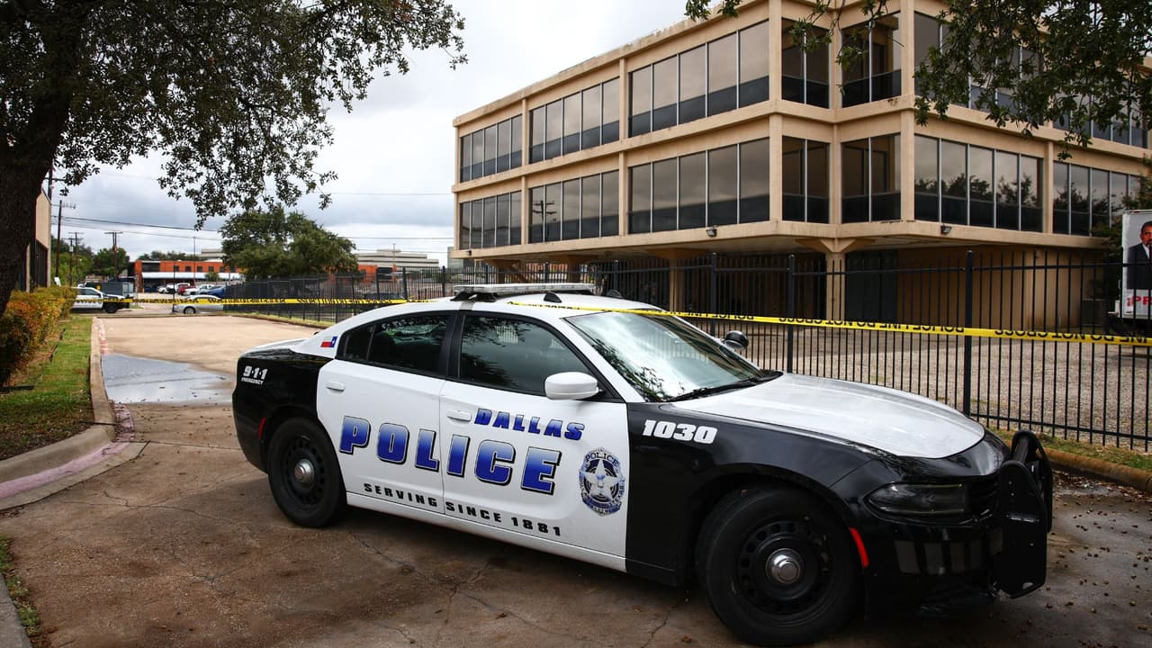 La supuesta evidencia hallada en una azotea, tras ataque a sede de ICE en Dallas