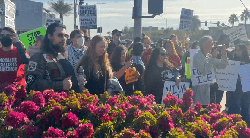 Cientos de personas se reunieron la mañana de este sábado para
<b>protestar contra las operaciones de ICE en Arizona, así como en contra de las deportaciones</b>, de las cuales ha participado el aeropuerto de Mesa.
