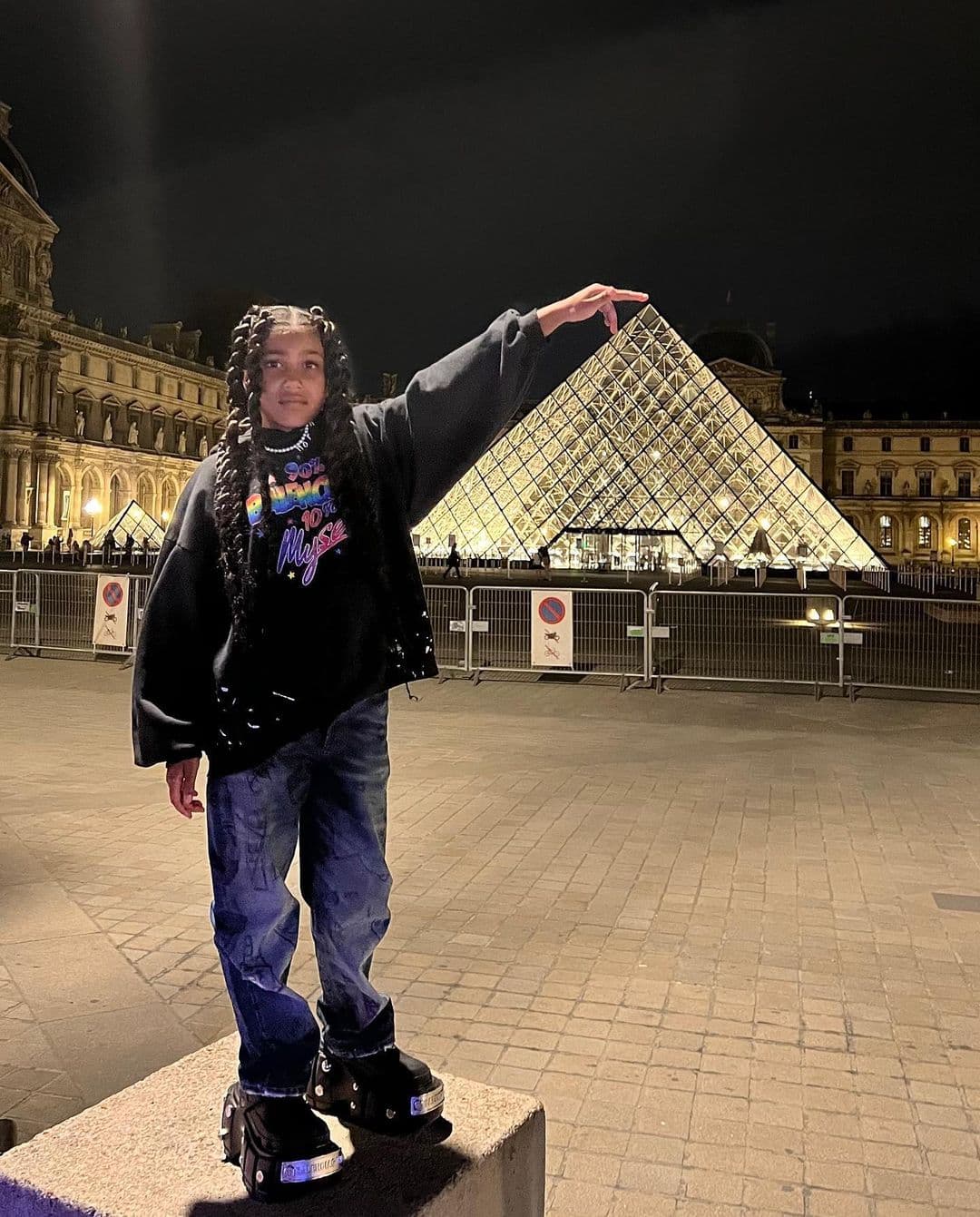 Por otro lado, esta hoodie, cien por ciento algodón con capucha, que lució en París cuesta
<b>950 dólares.</b>
<br>