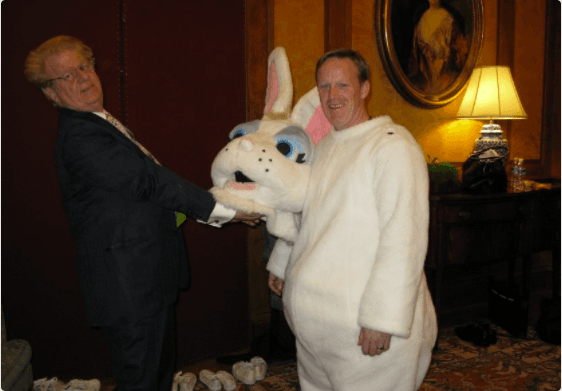 <b>4. Trabajó de conejo de pascua</b>
<br>En sus 15 años trabajando en comunicaciones con diferentes republicanos,
<b><a href="http://www.univision.com/chicago/wgbo/noticias/politica/contradicciones-de-la-administracion-trump-logra-sean-spicer-portavoz-de-la-casa-blanca-aclarar-lo-dicho-video">Sean Spicer</a> </b>trabajó con el presidente George W. Bush como representante de comercio y como conejo de pascua. Durante dos años, el polémico director de comunicaciones de Donald Trump llevó un peludo y regordete disfraz de conejo durante la tradicional celebración de la Pascua en el recinto de gobierno.
<br>