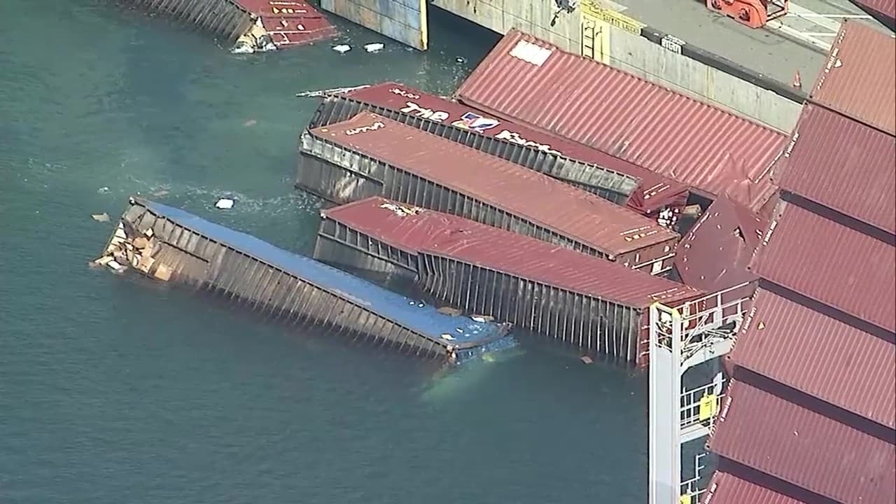 El incidente ocurrió en el Muelle G, donde las operaciones de carga han sido suspendidas mientras las tripulaciones trabajan para asegurar los contenedores restantes.