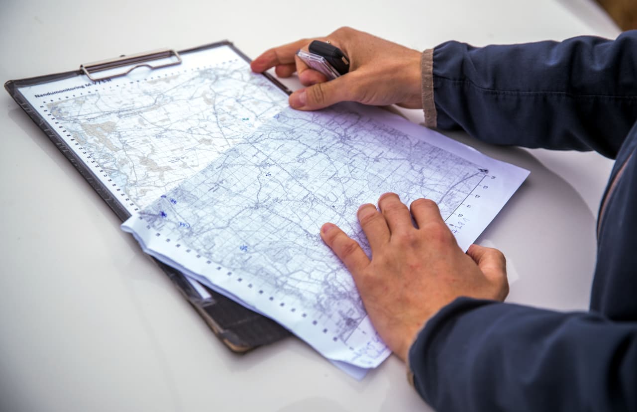 <b>¿Por qué se organiza el censo con años de anticipación?</b> Porque la Oficina del censo debe elaborar una lista de direcciones precisa de cada unidad de vivienda, maximizar la respuesta al censo y hacer un seguimiento eficiente de aquellos que no responden. En el caso específico del censo 2020 requerirá contar con una población cada vez más diversa y creciente de casi 330 millones de personas, en más de 140 millones de unidades de vivienda, según estimados del mismo
<a href="https://www.census.gov/programs-surveys/decennial-census/2020-census/about.html">buró del censo</a>.
<br>