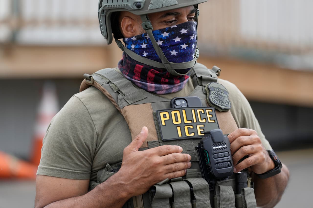 ICE afirma que espera equipar a todos sus agentes de campo con cámaras corporales para finales de agosto