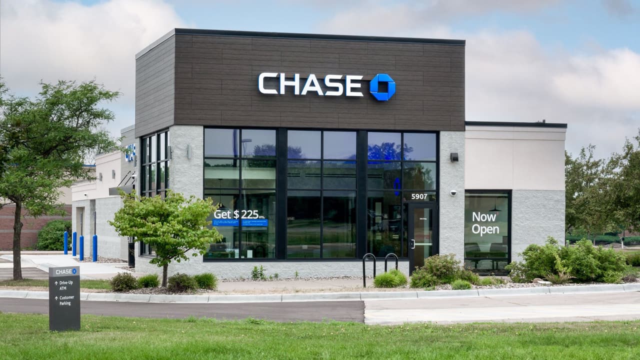 <h3 class="cms-H3-H3">Correo, envíos y bancos</h3>
<br>USPS estará cerrado:
<b>solo opera Priority Mail Express.</b>
<br>UPS y FedEx
<b> suspenden servicios regulares</b>: mantienen solo entregas urgentes tipo express.
<br>
<b>Los bancos permanecen cerrados</b>: la banca en línea sigue operando.