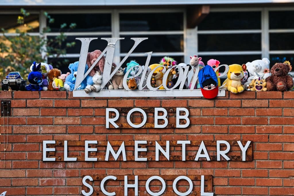 <b>10. Tiroteo en la escuela primaria Robb en Uvalde, Texas,</b> 24 de mayo de 2022, 21 muertos (19 alumnos y 2 maestras). Esta nueva masacre en una escuela primaria ha conmocionado al país. El atacante, de 18 años, fue abatido por la Patrulla Fronteriza. A pesar de la experiencia previa en tiroteos similares, desde Columbine o Sandy Hook,
<a href="https://www.univision.com/noticias/tiroteos/tiroteo-texas-uvalde-columbine-policia">la policía cometió errores que probablemente permitieron que ocurrieran más muertes</a>. Como pasa siempre después de un tiroteo masivo, tras las oraciones, las vigilias y los pensamientos, resurge la polémica del control de armas. ¿Habrá algún cambio esta vez?