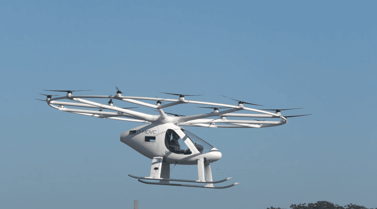 Los servicios de taxi aéreo que ofrece
<b>Volocopter</b> se centran en
<b>distancias de corto y mediano alcance.</b> Además, el fabricante asegura que la aeronave funciona con
<b> energía eléctrica y produce emisiones mínimas de contaminantes.</b>