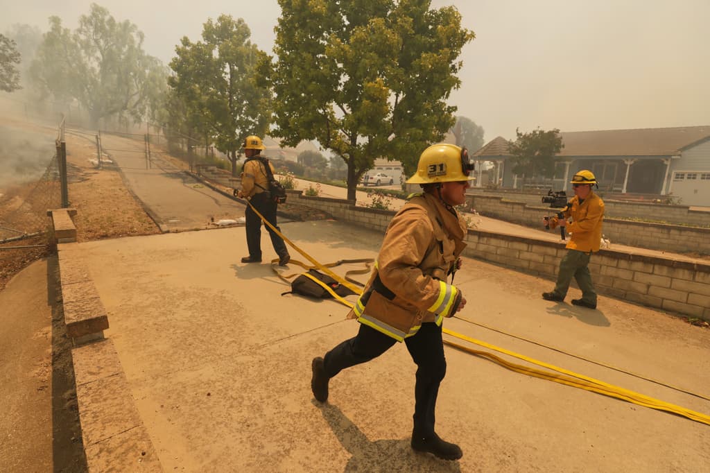 Mientras los bomberos buscaban impedir el avance de las llamas en Simi Valley, en Los Ángeles se reportó un incendio cerca de West Avenue, en Lancaster. Lograron extinguirlo y estimaron en 100 acres de terreno las afectadas.